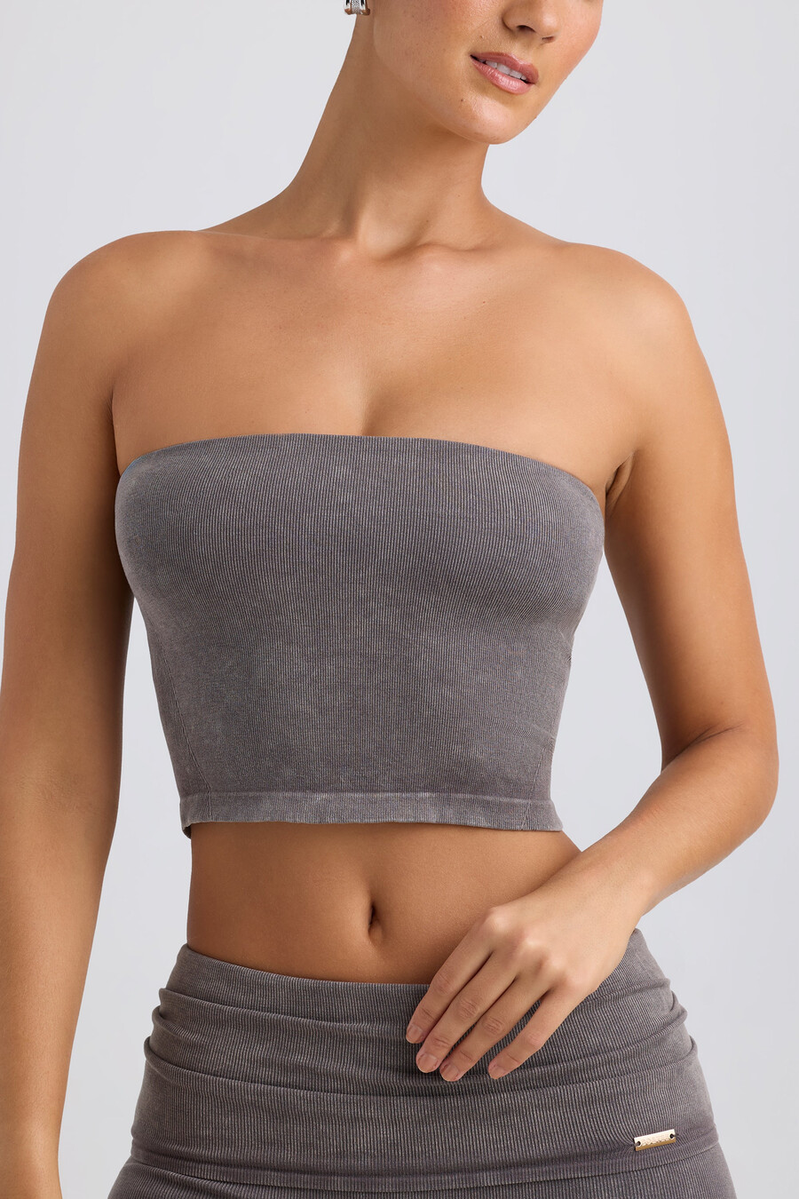 krótki top typu bandeau w kolorze spranego antracytu