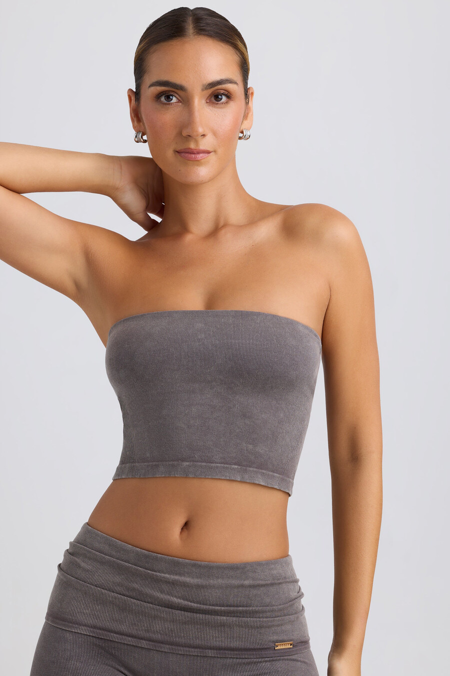 krótki top typu bandeau w kolorze spranego antracytu