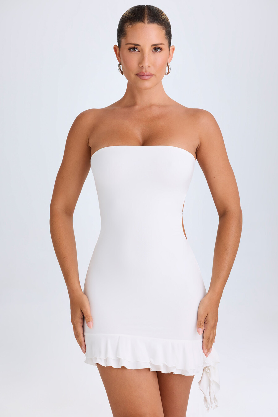 sukienka mini typu bandeau z wycięciami i falbanką w kolorze białym