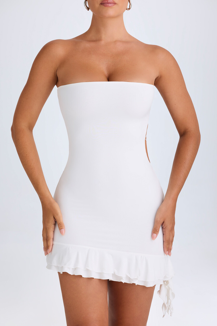 sukienka mini typu bandeau z wycięciami i falbanką w kolorze białym