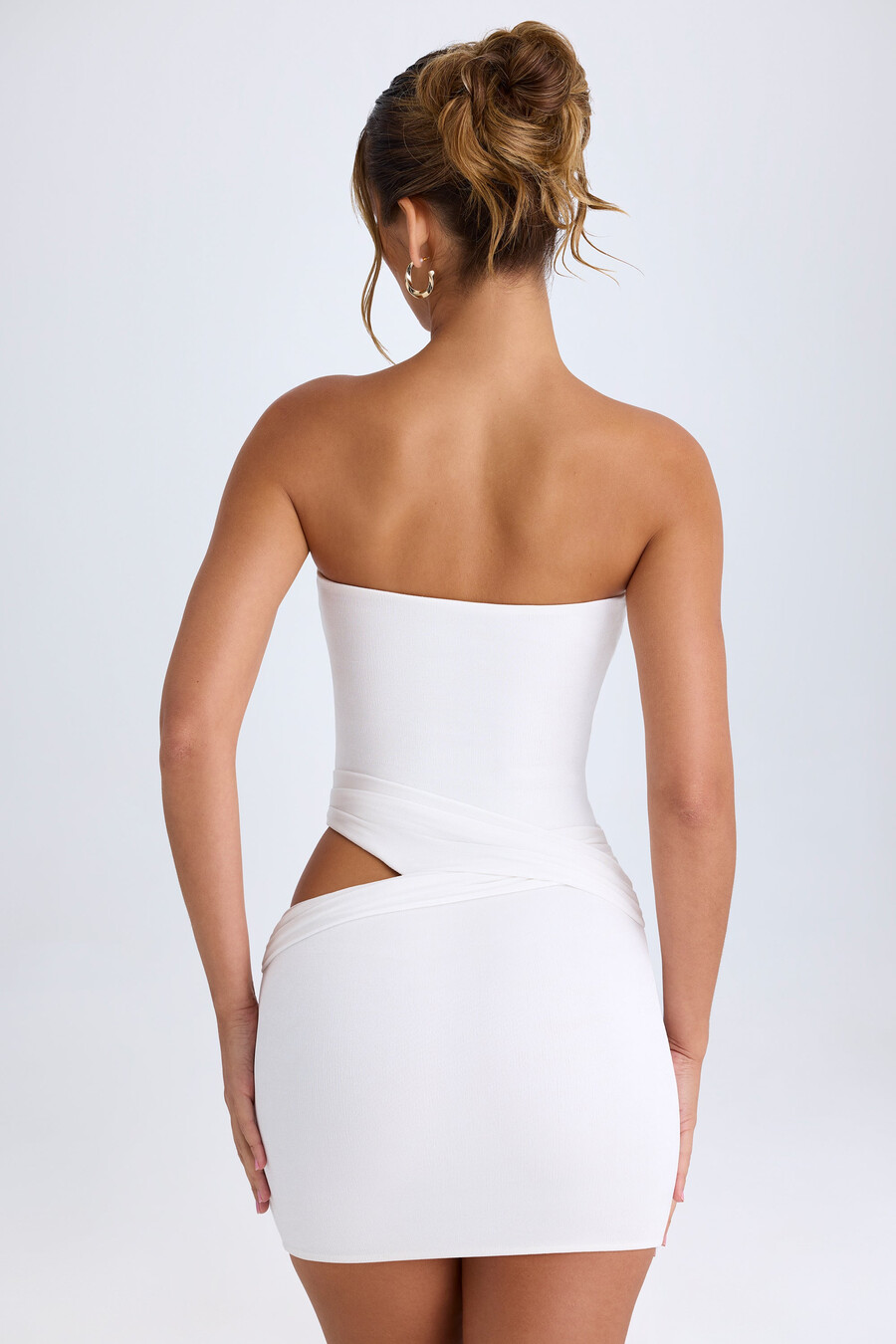 sukienka mini bandeau z wycięciami w kolorze białym